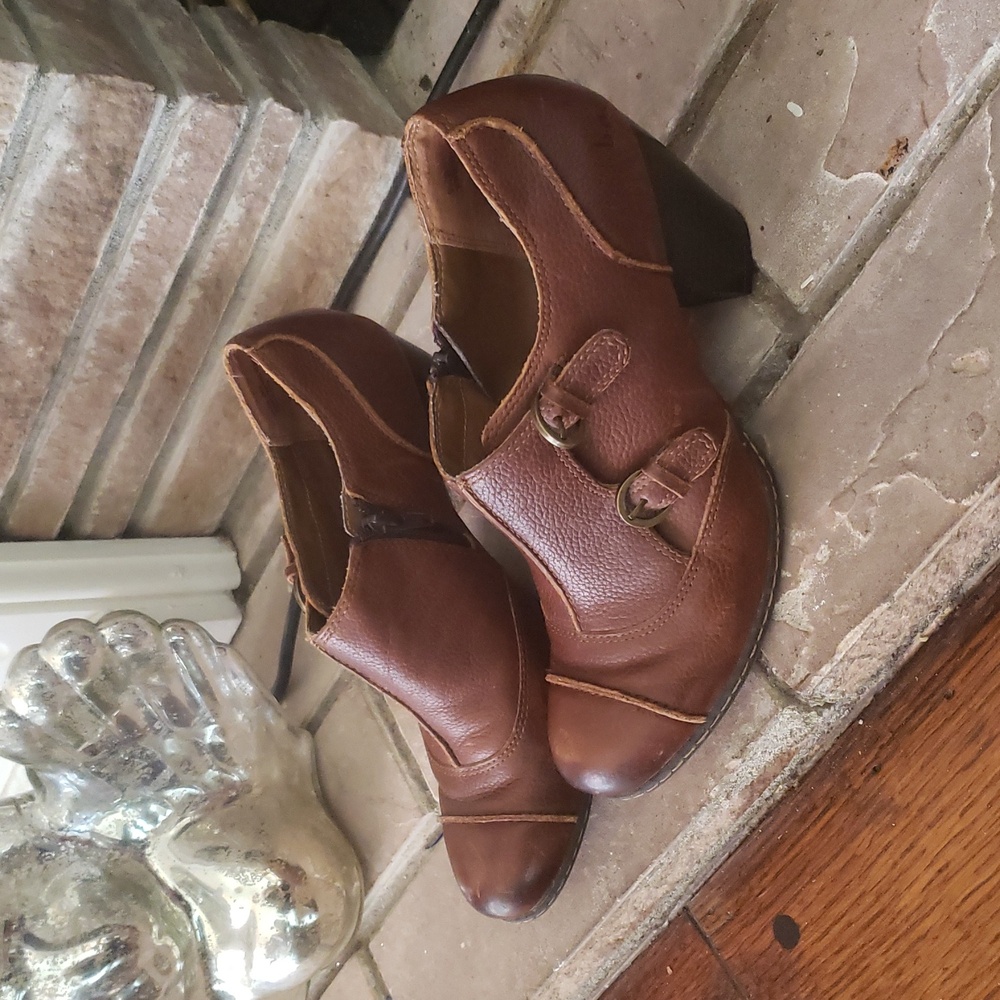 BØC Brown Leather Two Buckle Booties Size 8.5